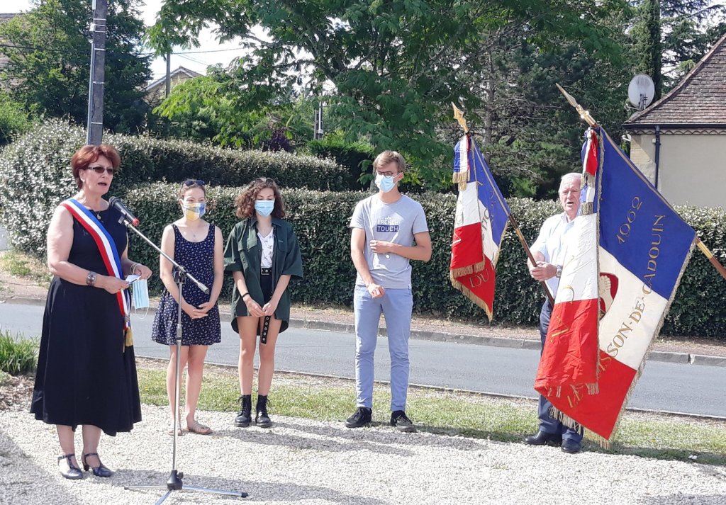 Marie-Lise Marsat entourée de jeunes lors de son discours au Buisson.