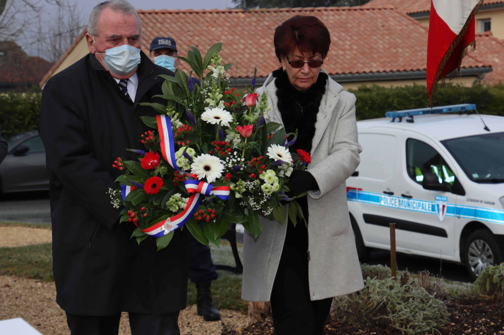 Dépôt de gerbe par Serge Mérillou et Marie-Lise Marsat