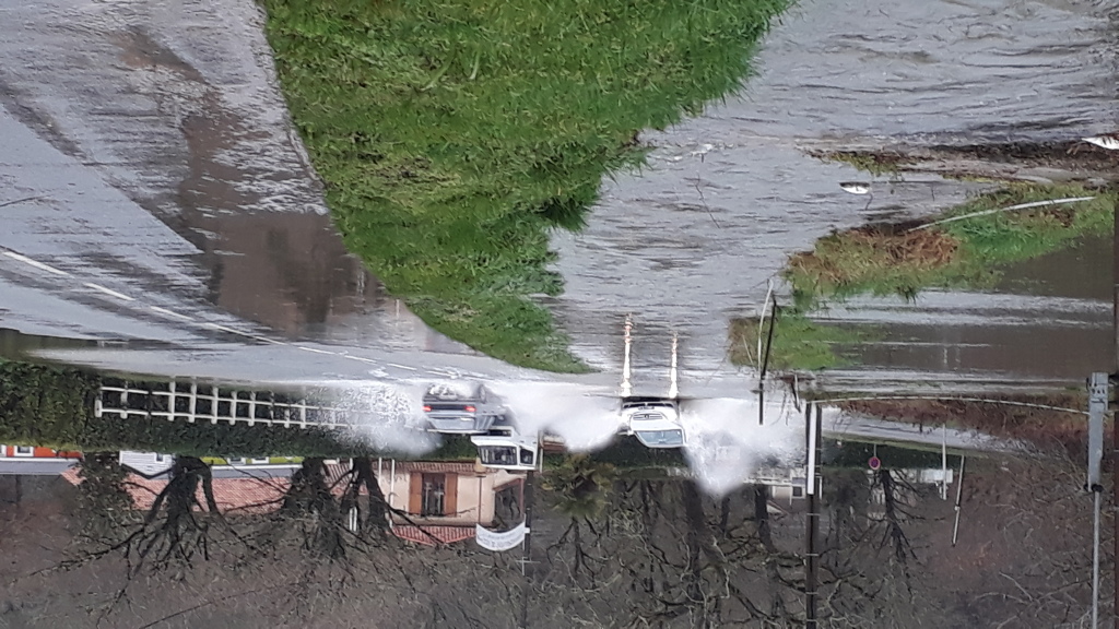 Inondation au Pont de Vic - débordement des écoulements sur la route face au camping