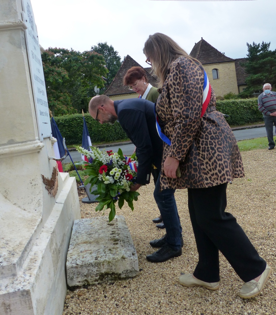 Dépôt de gerbe au pied du monument