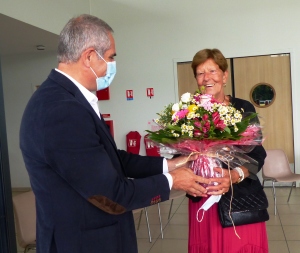 Luce Meynard recevant un bouquet des mains de Jean-Marc Gouin, 1er adjoint.