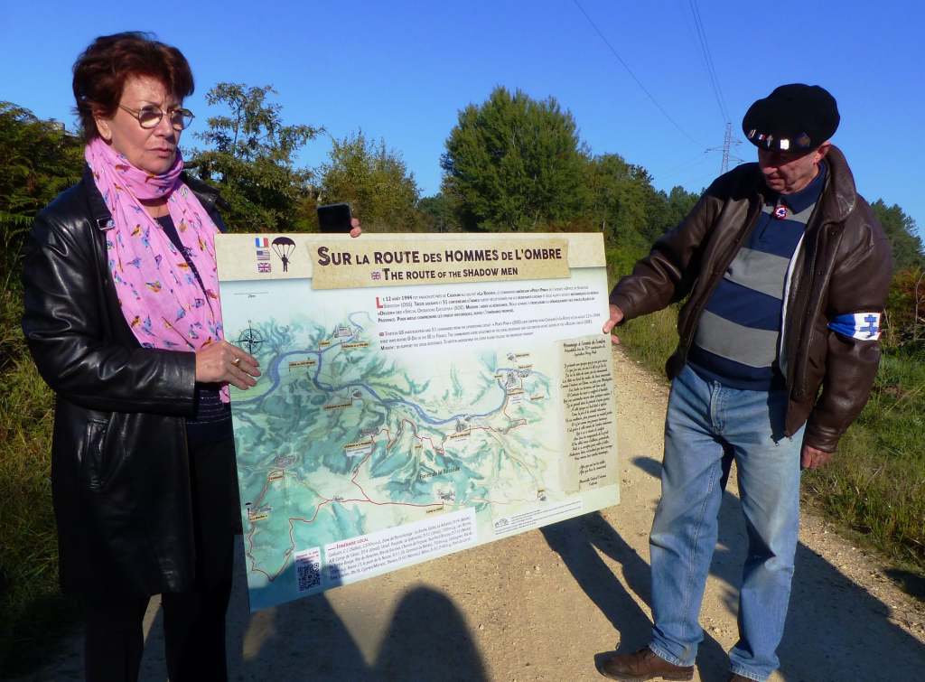 Marie-Lise Marsat reçoit le premier panneau du parcours