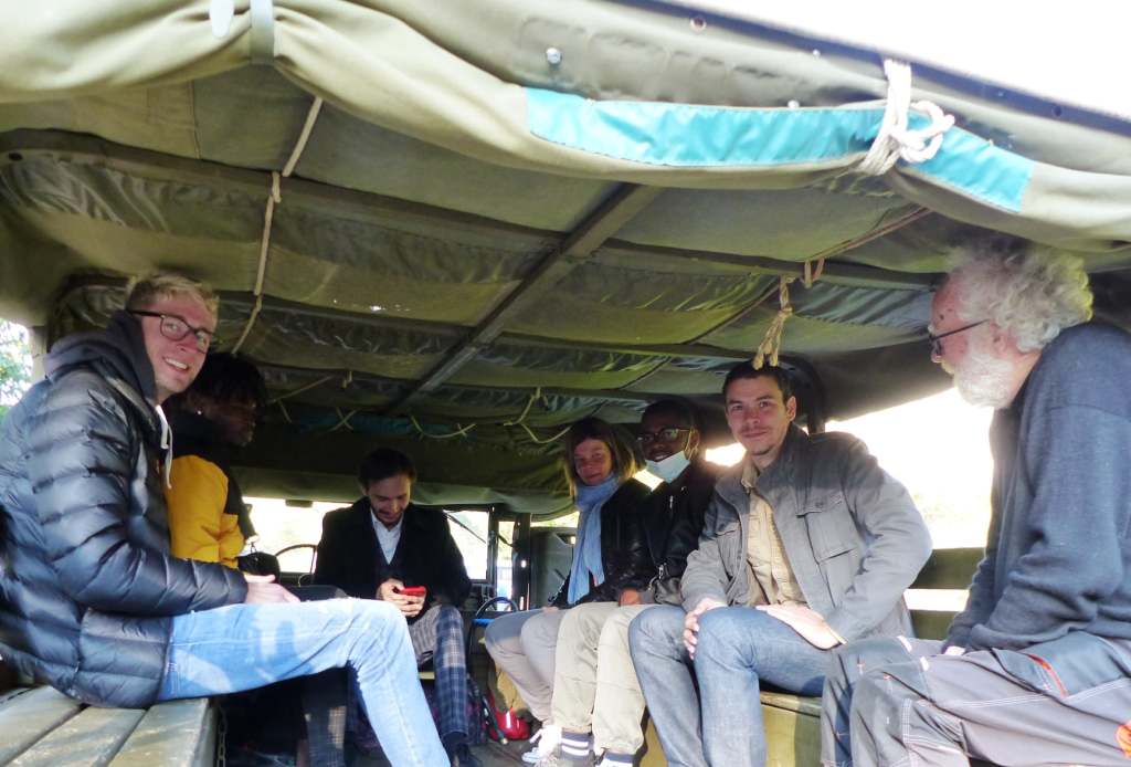 Transporté dans un camion d'époque pour une immersion dans l'histoire